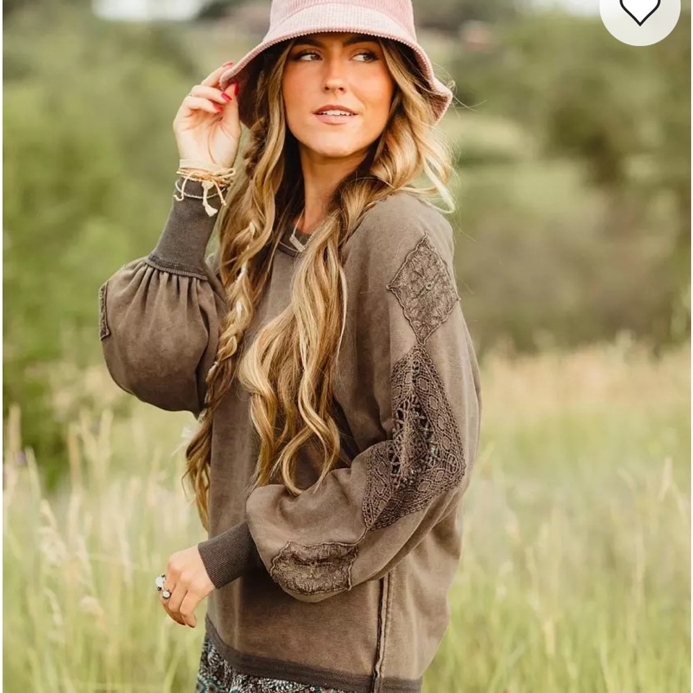 Gimmicks by BKE Crochet Applique Pullover
